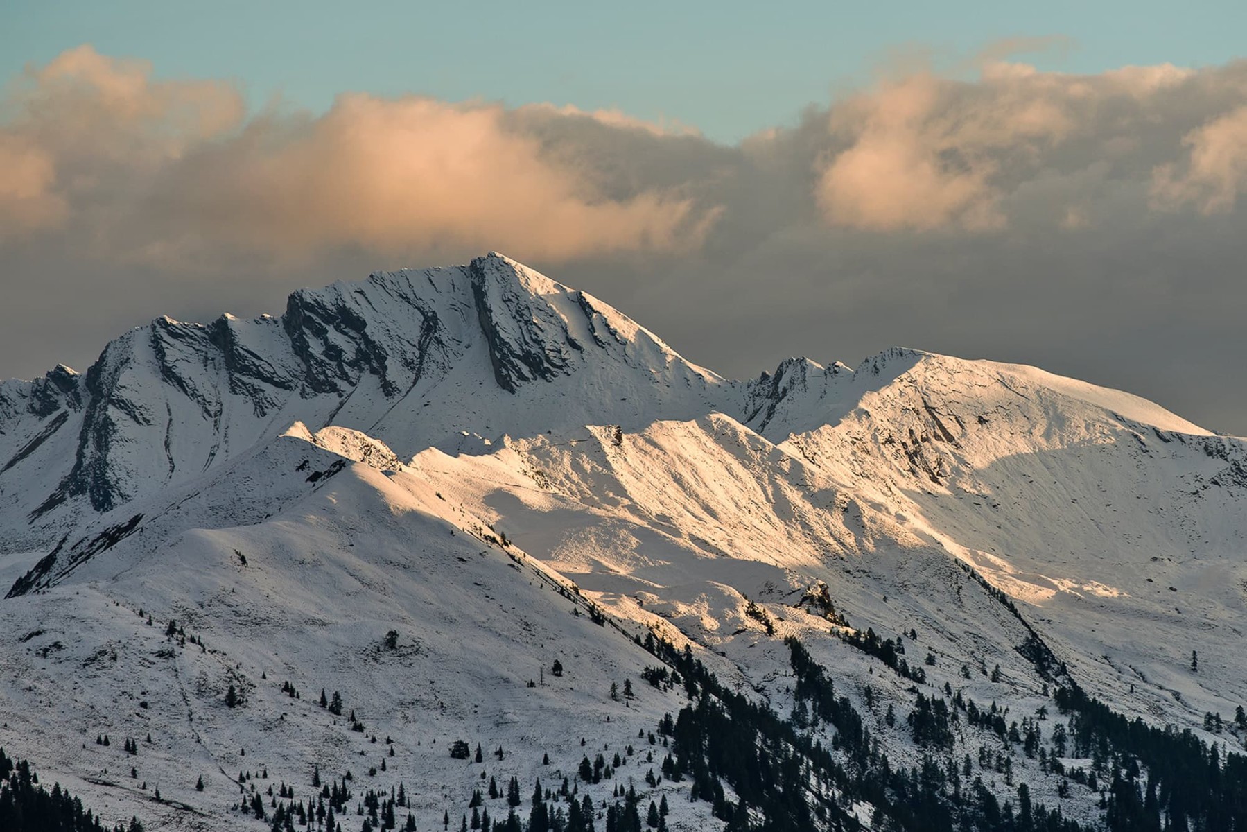 Schneebedeckte Berge und Almen im Großarltal