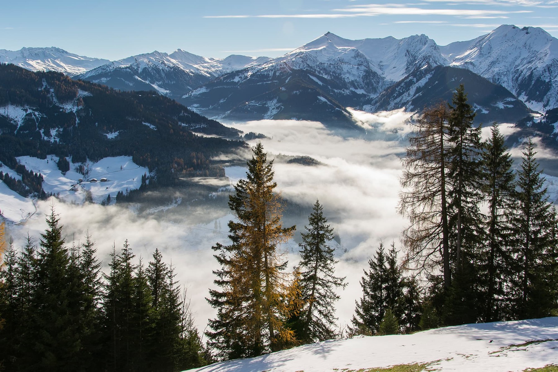 Blick über das Großarltal im Morgennebel