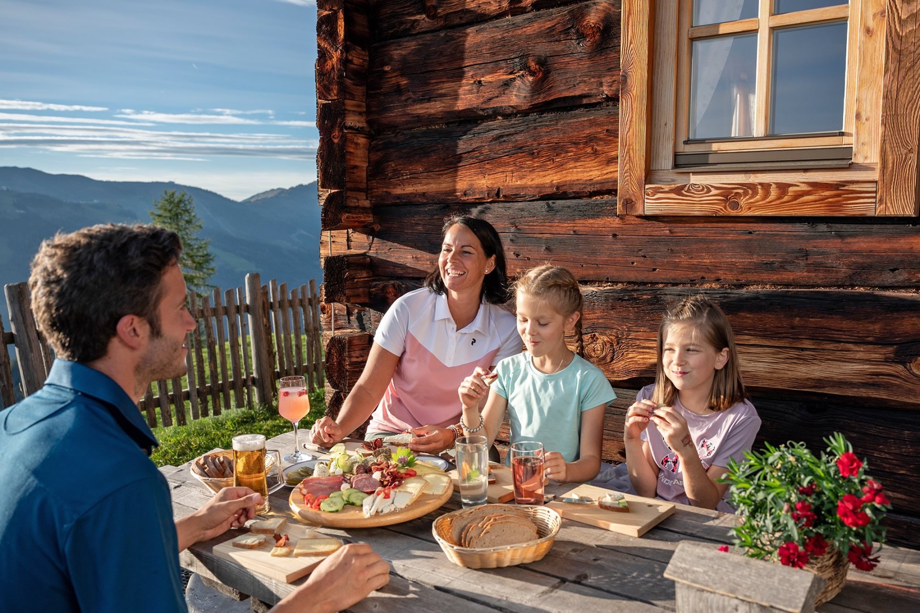 Eine verdiente Pause nach einer erfolgreichen Radtour auf einer der Hütten in Großarl