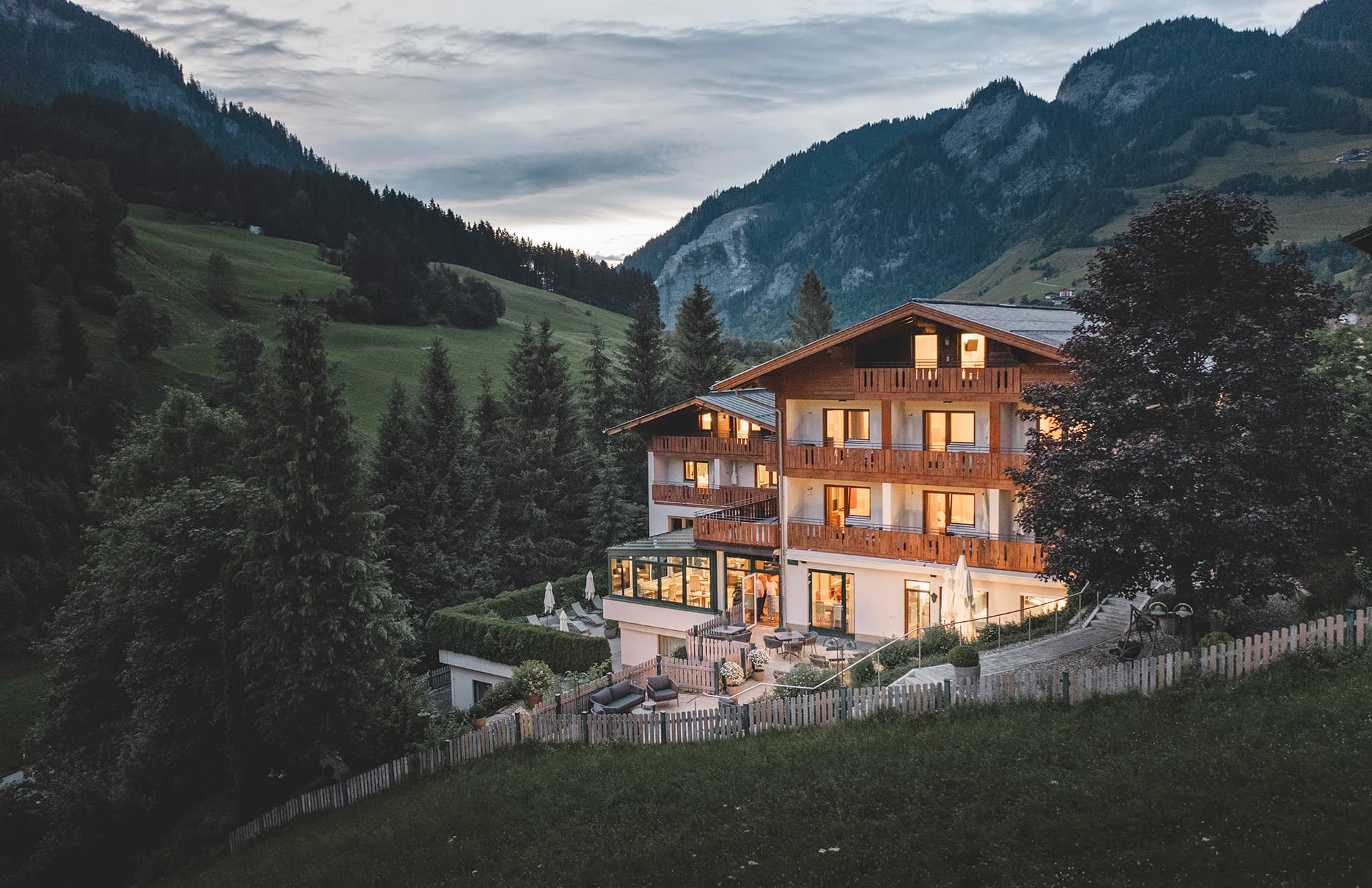 Blick auf das Genusshotel Fichtenhof in Großarl inmitten blühender Wiesennnnnnnnnnnnnnnnnnnnnnnnnnnnnnnnnnnnnnnnnnnnnnnnnnnnnnnn