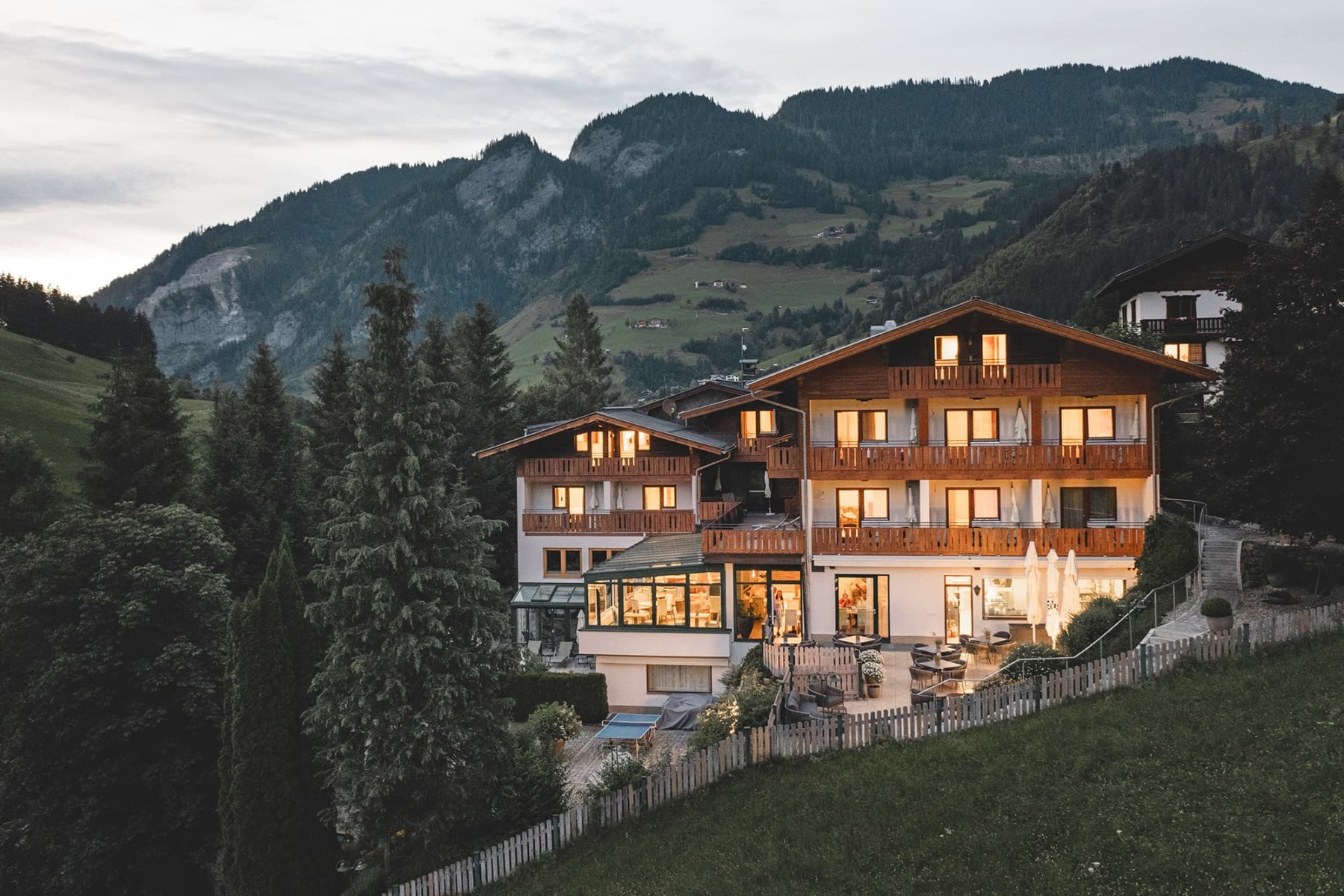 Genusshotel Fichtenhof in Großarl inmitten herrlicher Wiesen und Berge im Großarltal