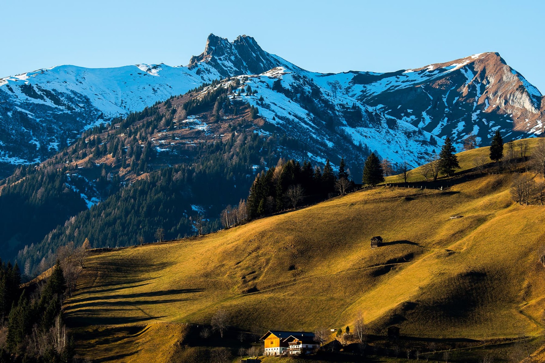 Schneebedeckte Berge im Frühling im Großarltal