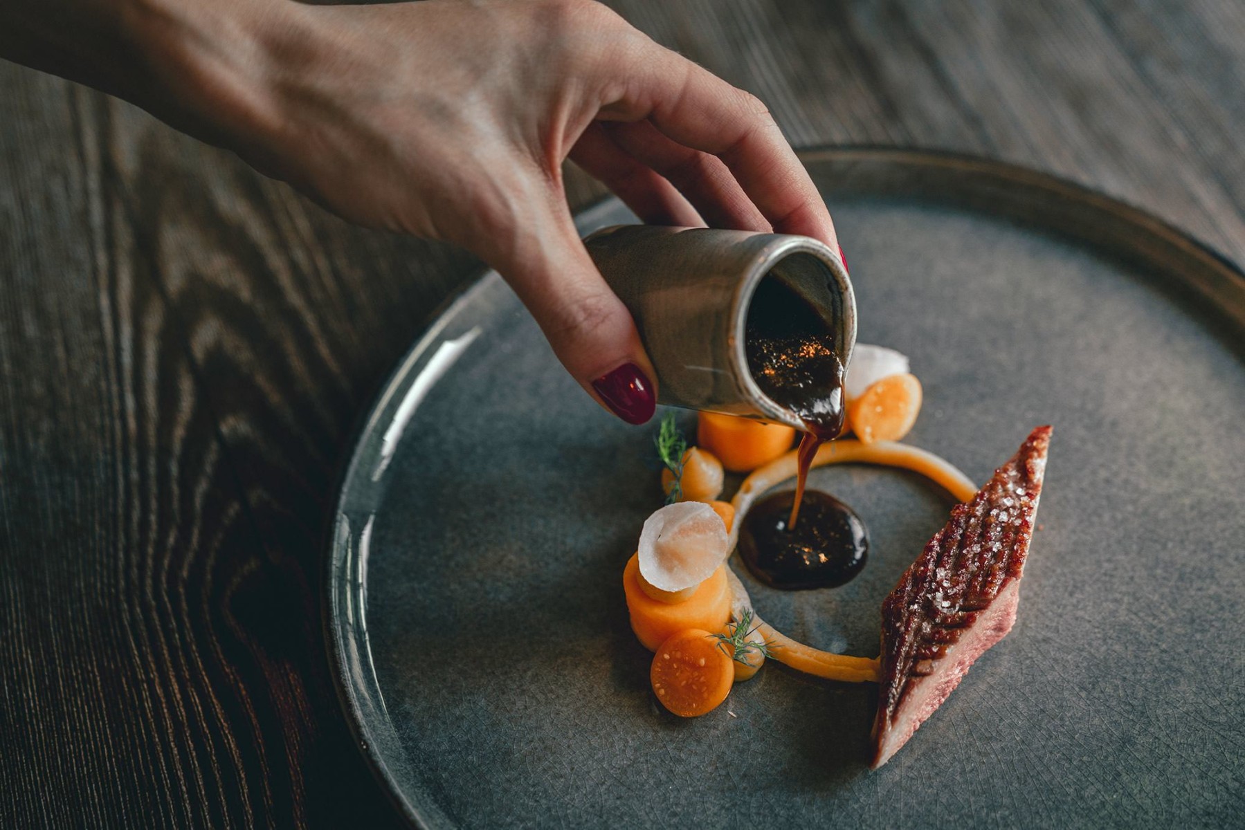 Ente auf Karotte, Kürbis und Physalis mit Purple Curry