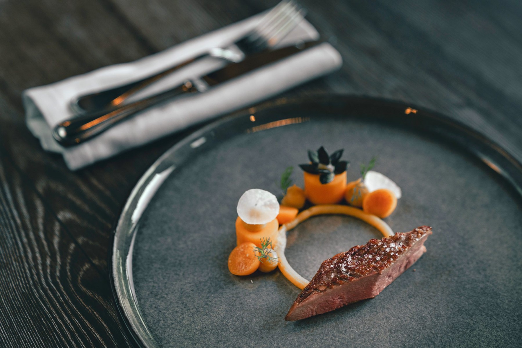 Gourmet-Ente mit Karotte und Kürbis, dazu Physalis und Purple Curry