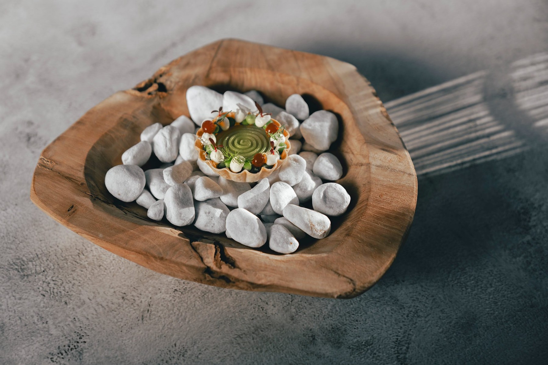 Ein Gericht aus Basilikum mit Ponzu, Kefir und Tomate