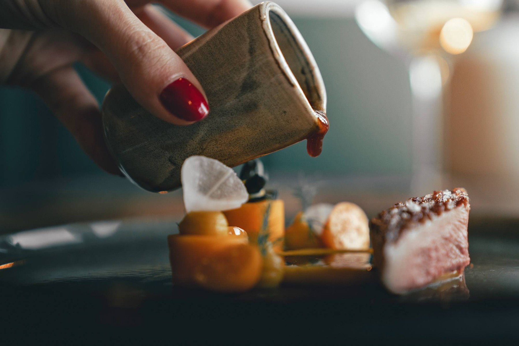 Eine Komposition aus Ente, Karotte und Kürbis mit Physalis und Purple Curry