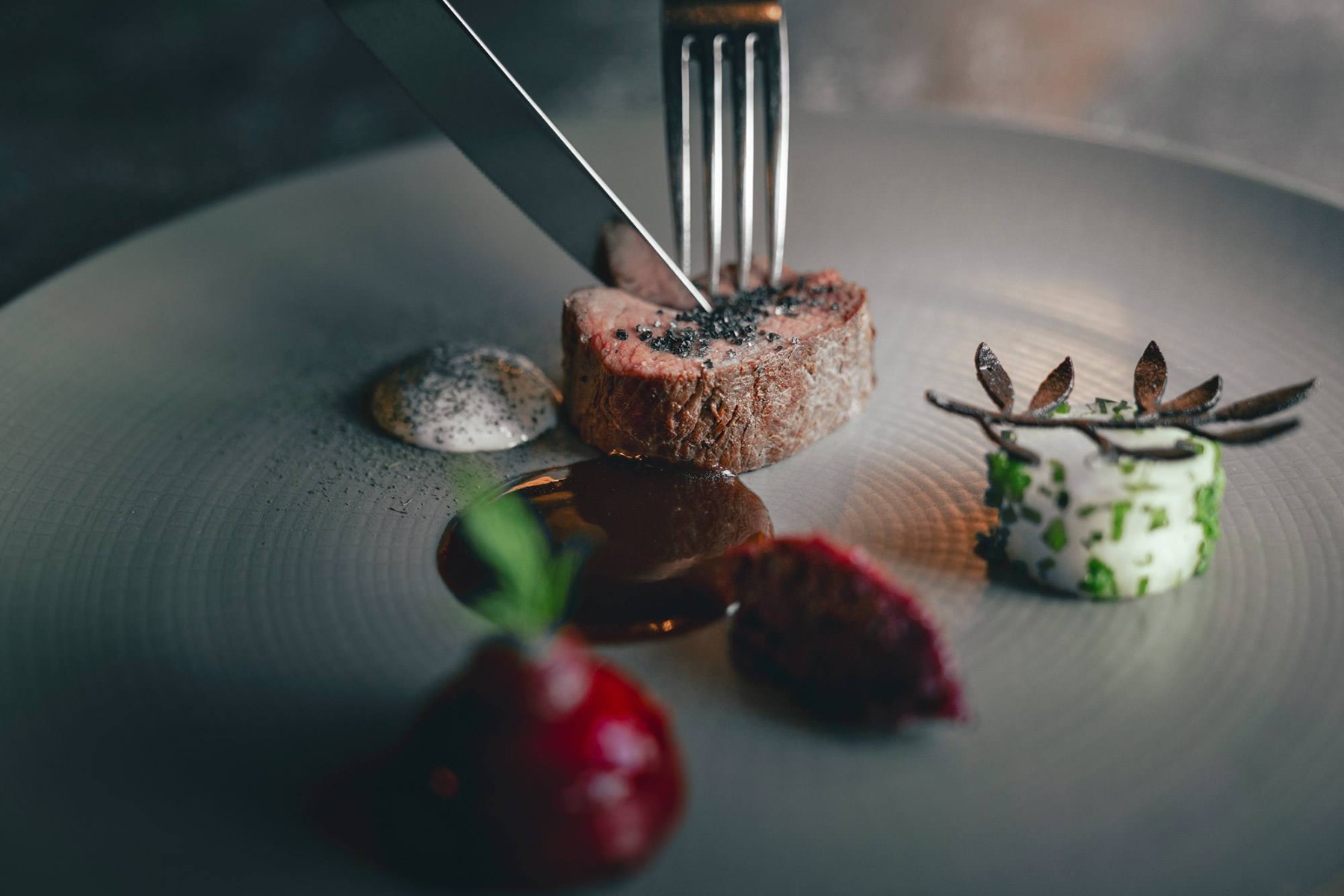 Heimischer Hirsch mit Rotkraut und Trüffel trifft japanische Einflüsse mit Shiso, Hoisin und Kohlrabi