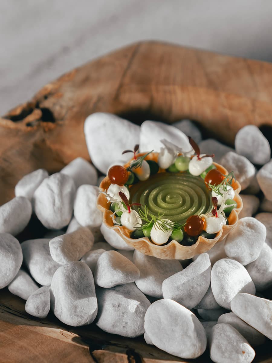 Basilikum mit Tomate auf Ponzu und Kefir